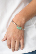 Load image into Gallery viewer, Paparazzi Accessories: Prairie Paradise - Blue Flower Bracelet - Jewels N Thingz Boutique